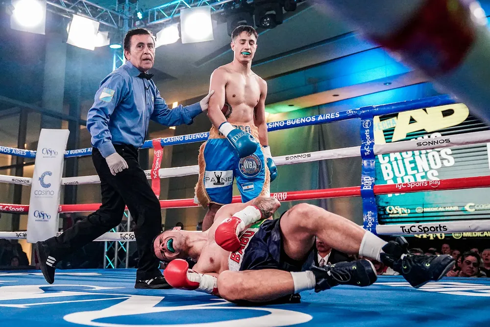 El santafesino Mirco Cuello noqueó al mexicano Sergio Ríos. 2