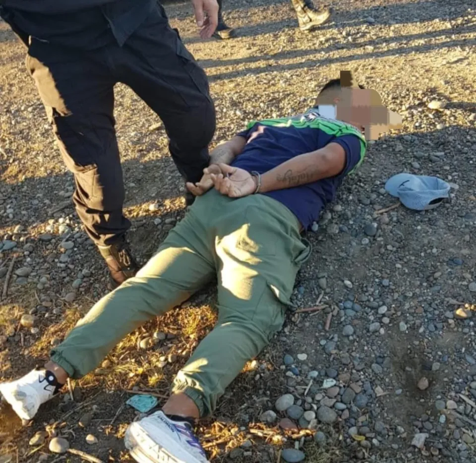 Detenido por golpear policías