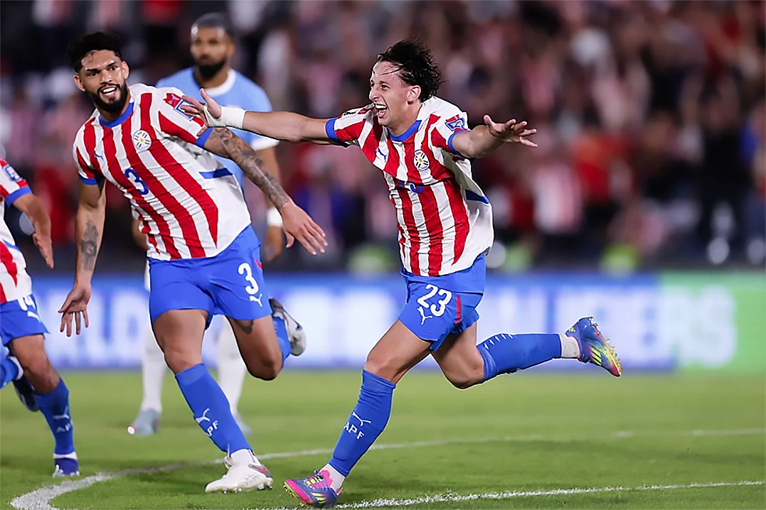 La selección guaraní venció con autoridad a Uruguay en Asunción. Con goles de Galarza y Enciso, quedó al borde del Mundial 2026.