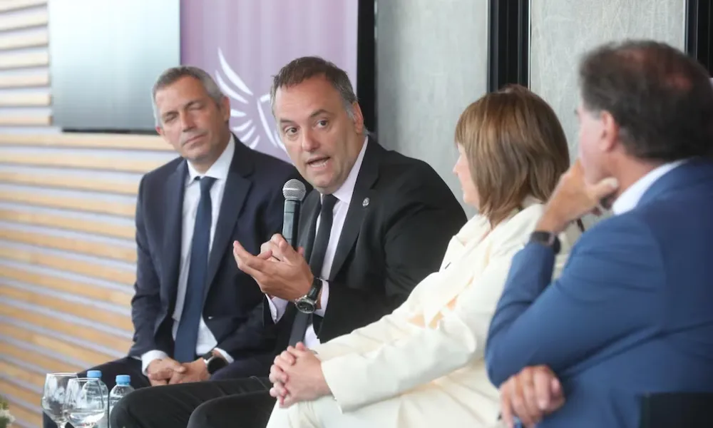 El jefe de Gabinete, Manuel Adorni, en el conversatorio por la Reforma Laboral