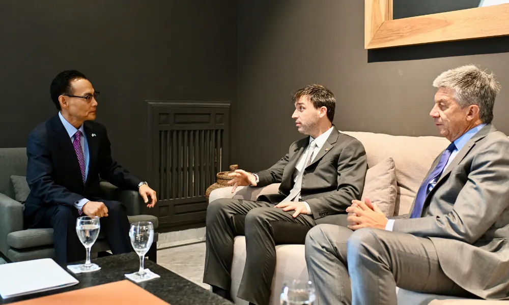 Torres y Menna con el embajador de Corea del Sur