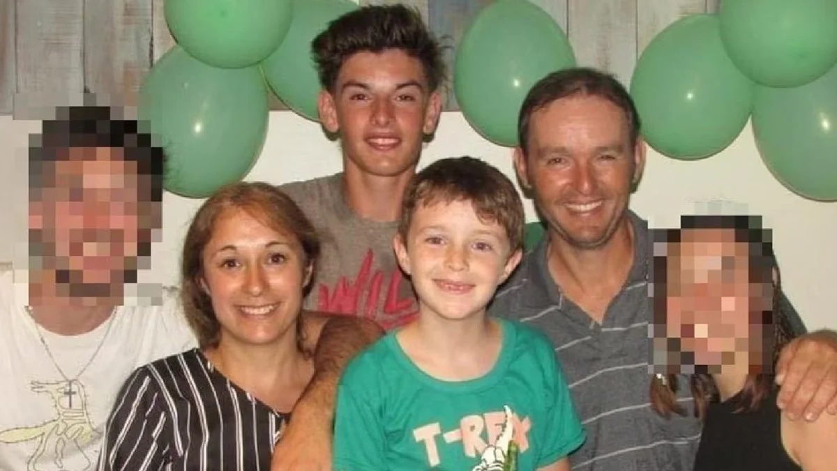 Francisco Reddy junto a su padre, madrastra y hermano. Foto TN