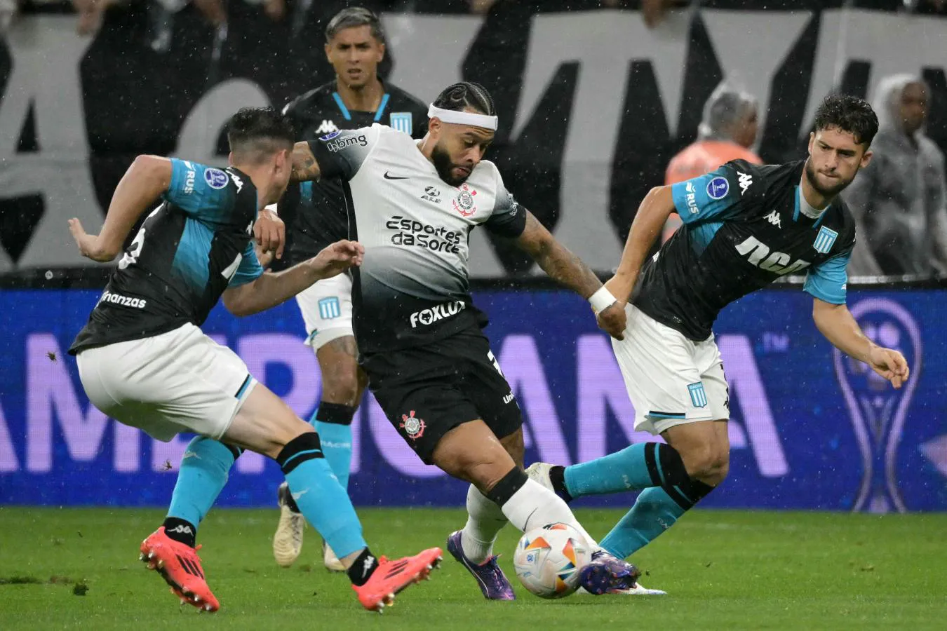 Corinthians y Racing igualaron en la ida