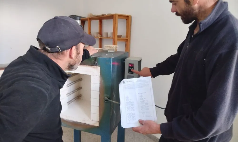 Trevelin acompañó la reparación del horno de cerámica de la Escuela N° 531