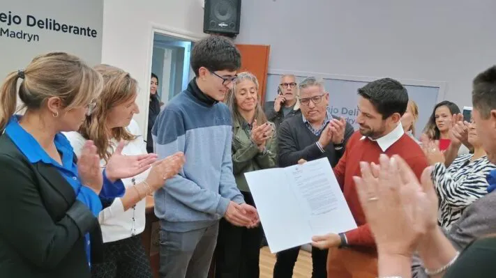 El presidente del Concejo Deliberante entregó la beca a Juan Oliva