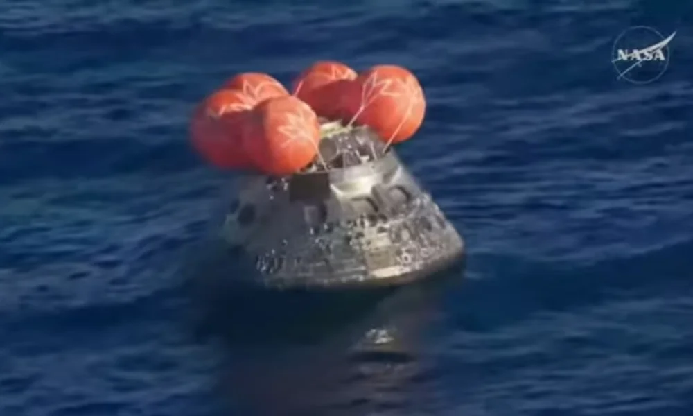 La nave Orión flota en el Pacífico