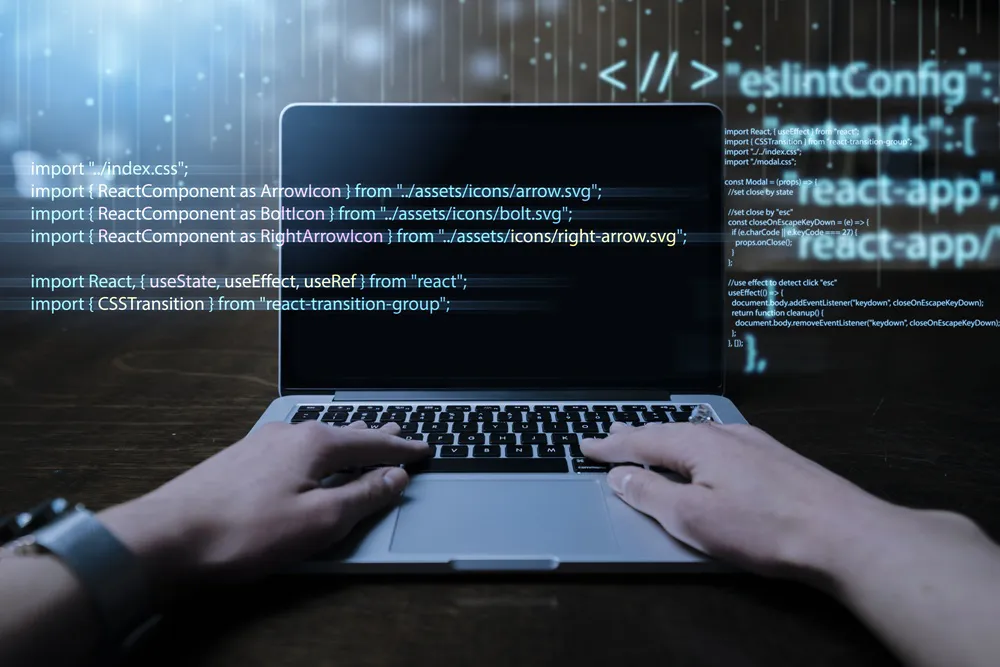 Persona programando (Foto: Freepik)