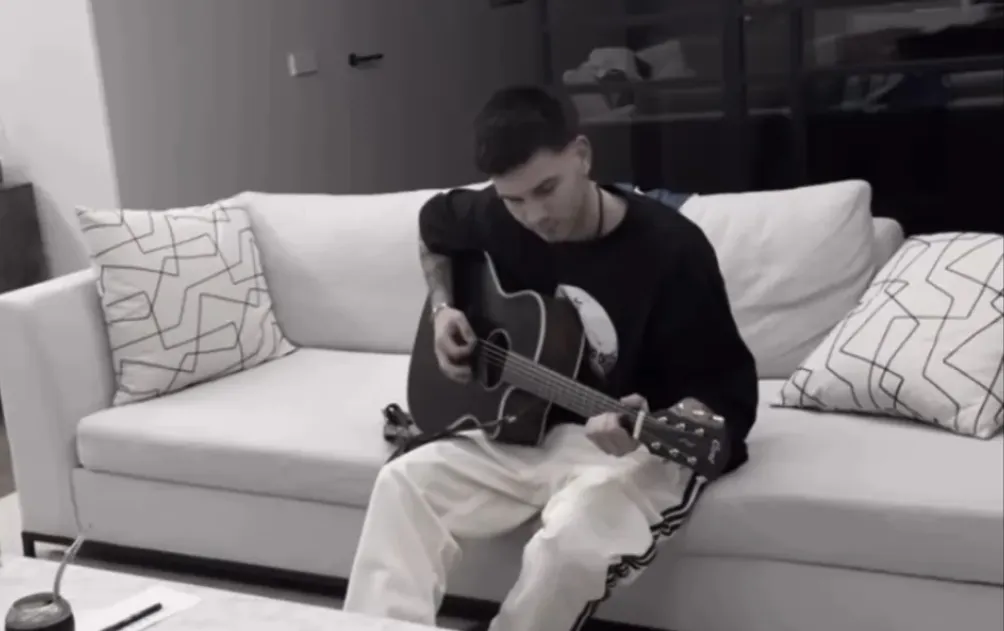 Franco Mastantuono homenajeó a Diego Maradona con una guitarra