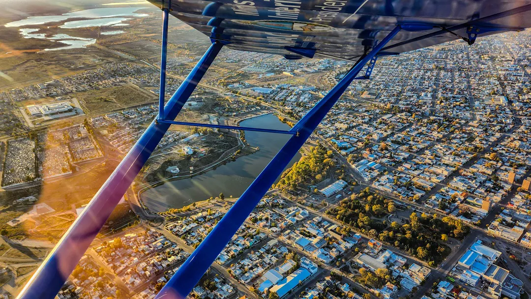 Charla sobre la aviacion y su impacto en el turismo