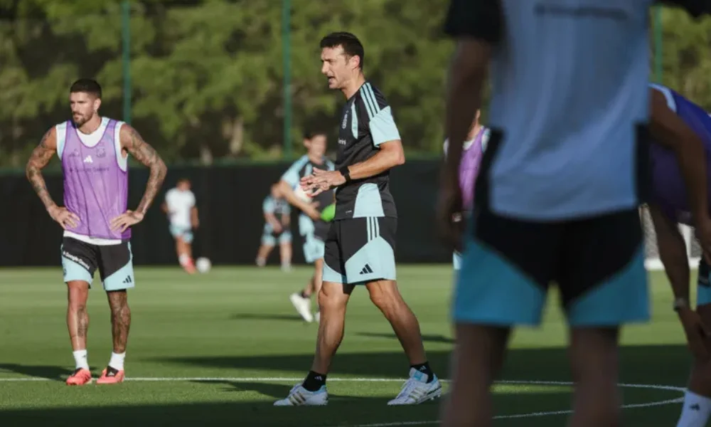 La atención del cuerpo técnico está concentrada en una serie de futbolistas que trabajan con diferentes limitaciones físicas.