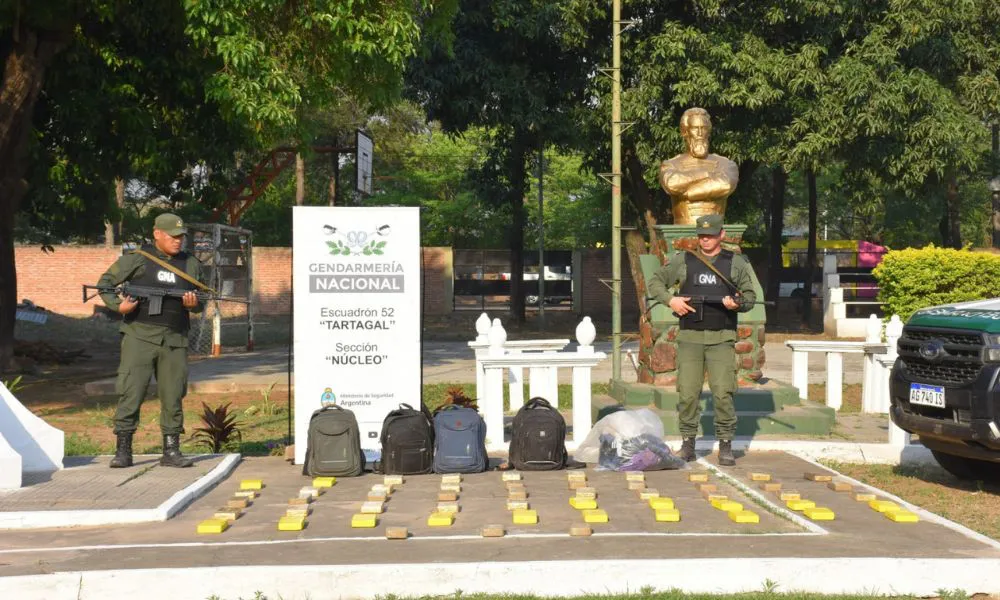 Gendarmes interceptaron a dos personas con 55 kilos de cocaína