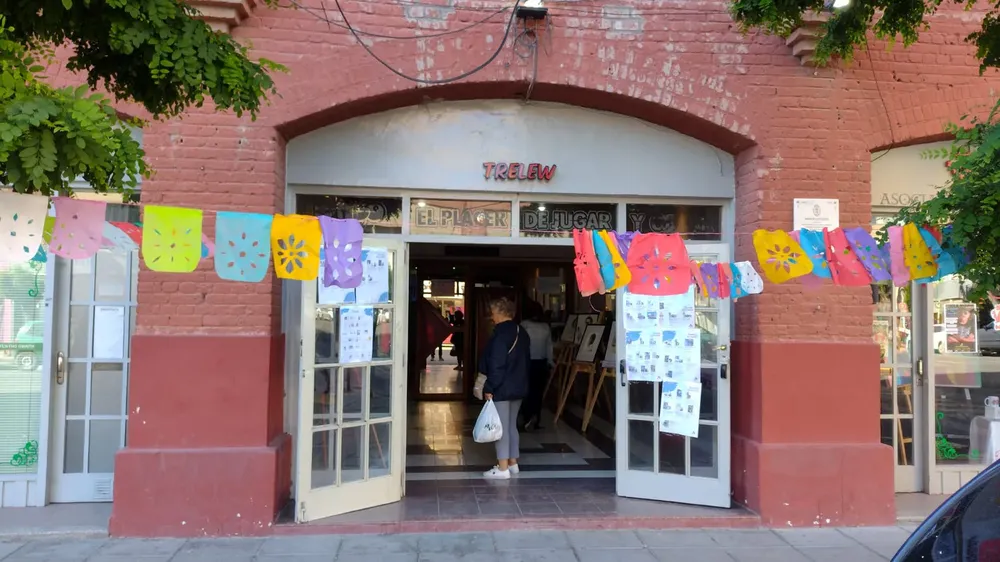 En el salon de la Asociacion San David se desarrolla la feria del libro