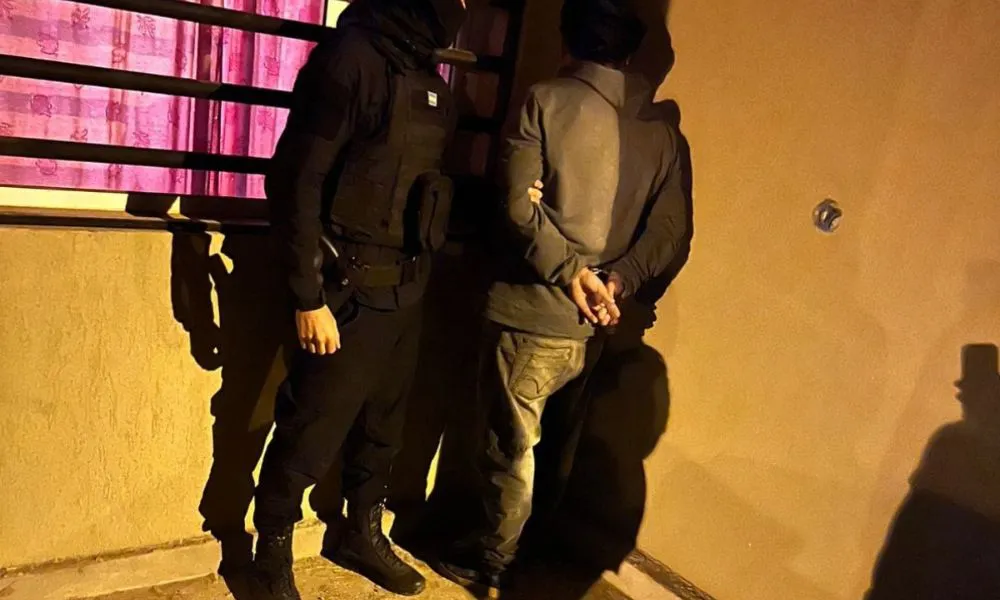 Lo descubren escondido en un techo