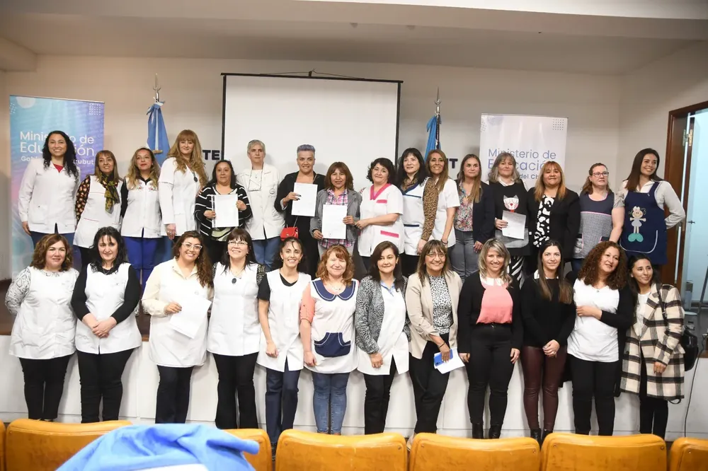 Parte del grupo de docentes que aprobaron los ascensos