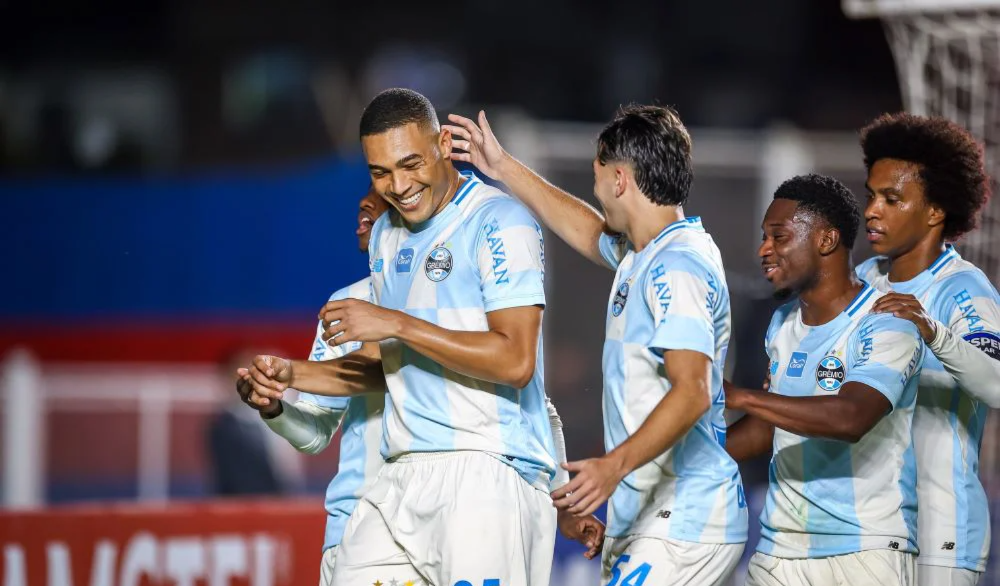 Gremio ganó 3-0 en el Nuevo Gasómetro, tomó la punta del Grupo F.