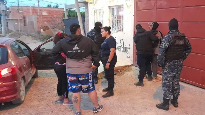 Detención del agresor en la puerta del comercio