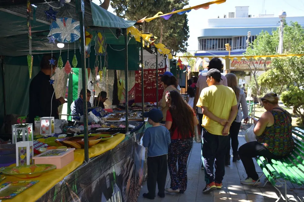 Paseo Artesanal en la plaza Independencia de Trelew