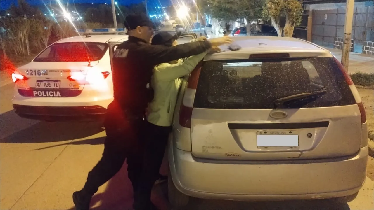 detenido comodoro 2do policial_11zon (1)