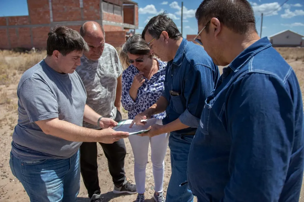 Recorrida por partes de autoridades para instalacion de servicios