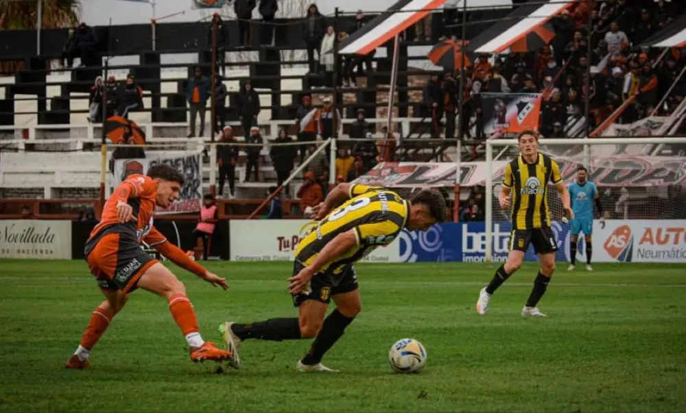 Deportivo Madryn tropezó en Mendoza pero sigue puntero en la Zona A