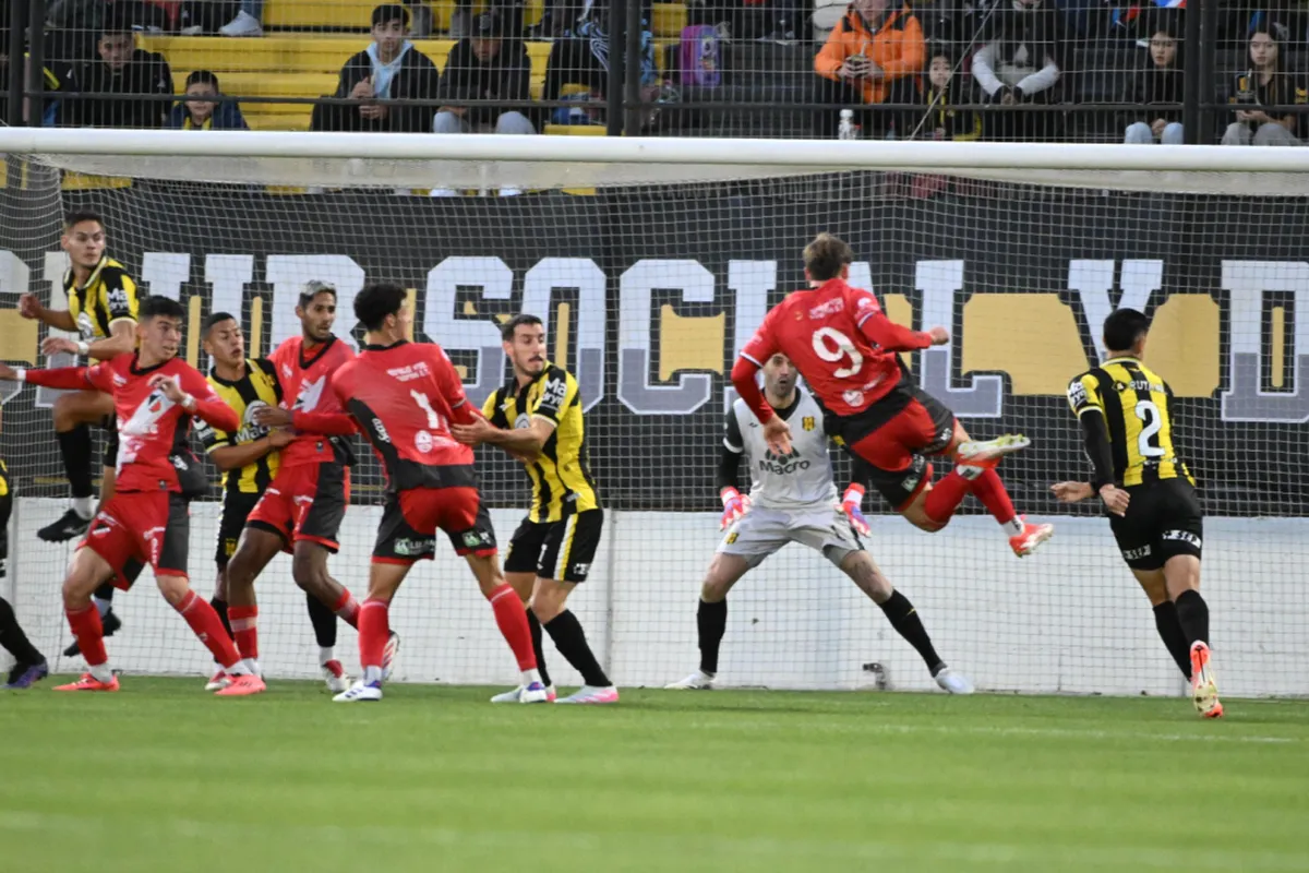 Pío Bonacci se elevó para empalmar un derechazo y clavar el gol del Cruzado.
