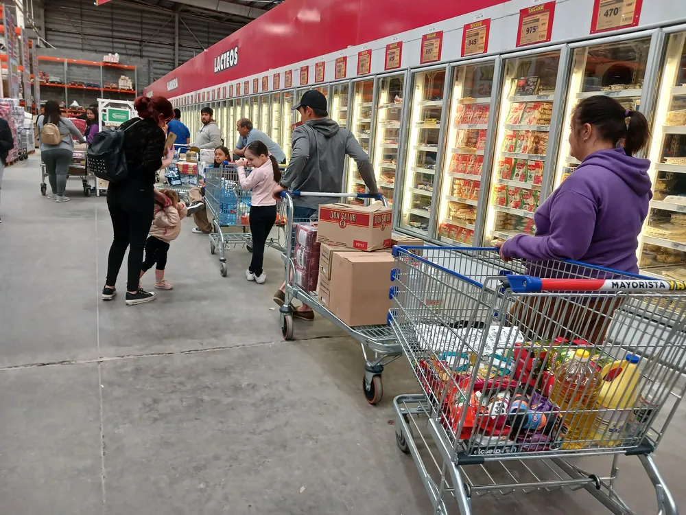 Largas filas en supermercados