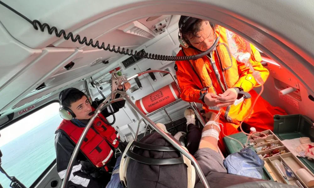 Rescate en helicóptero de un marino frente a Quequén