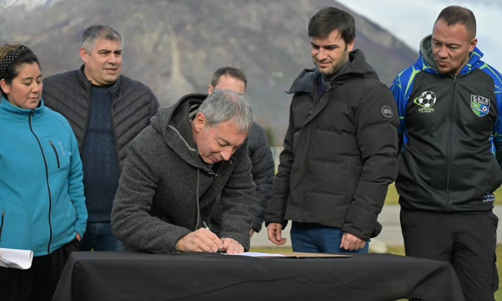 Firma del inicio de obra del gimnasio de El Hoyo