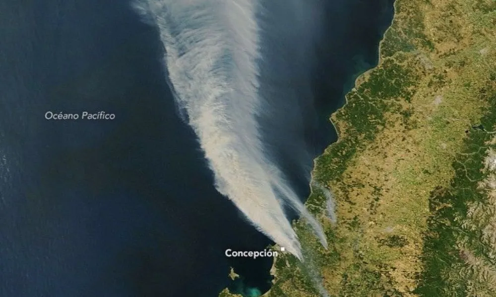 imágen de la NASA de el humo en Chile