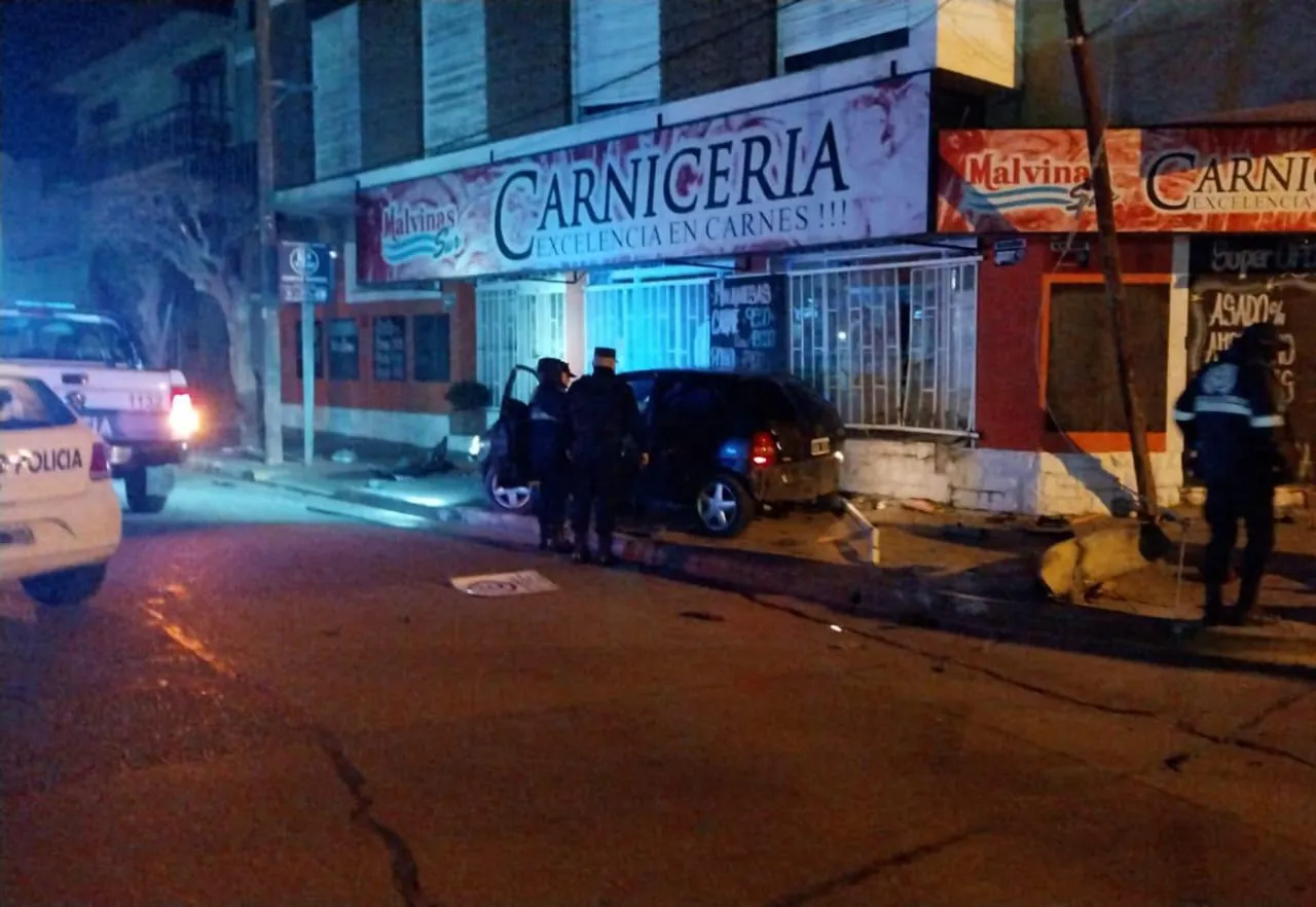 Chevrolet Corsa sobre la vereda después de chocar