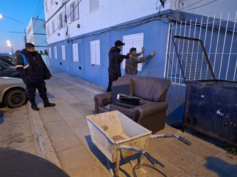El sujeto detenido con el sillón y la carretilla