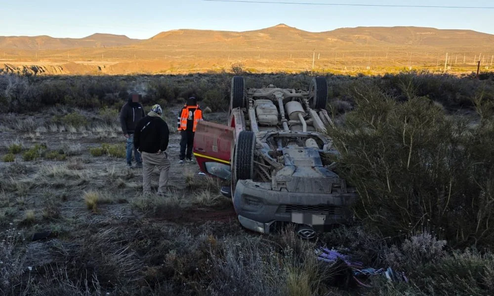 Una camioneta volcó en la Ruta 39. Foto Del Mar Digital