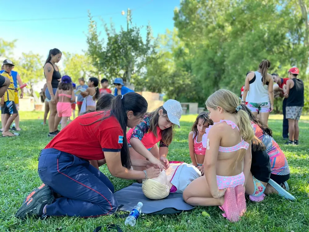 Bomberos voluntarios en la colonia de vacaciones