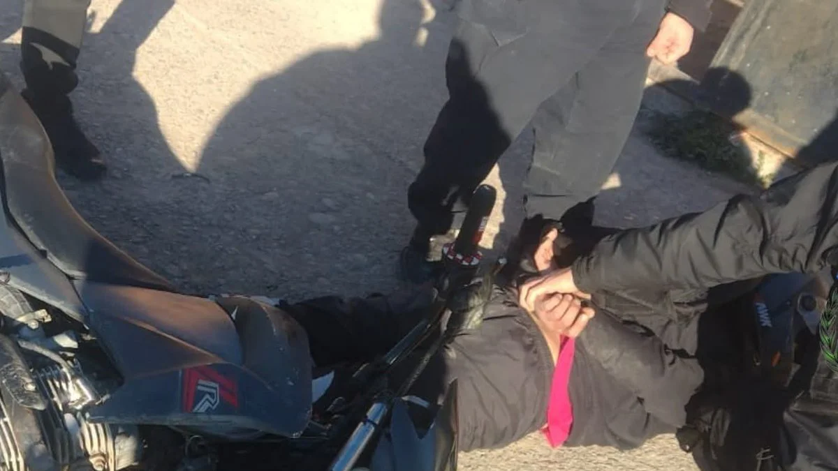 Arrestan  a un motociclista