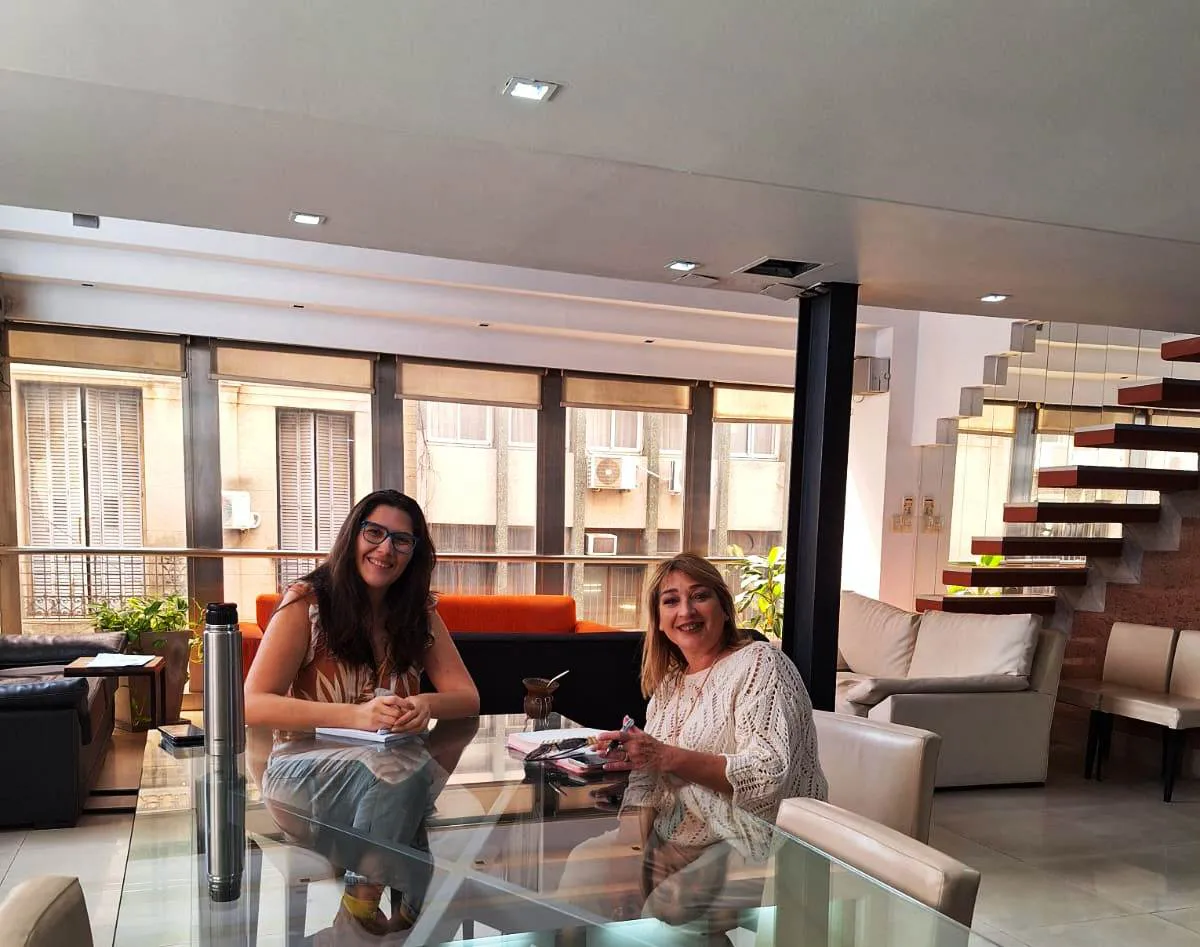 la Secretaria de Gobierno de Gaiman Doris Thomas se reunió con la Directora de Gestión Operativa  Zahira Narváez.