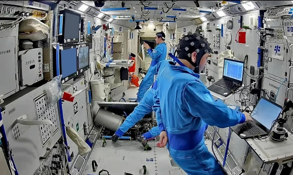 Los tripulantes utilizan equipos de electroencefalograma, dispositivos que registran la actividad eléctrica del cerebro.