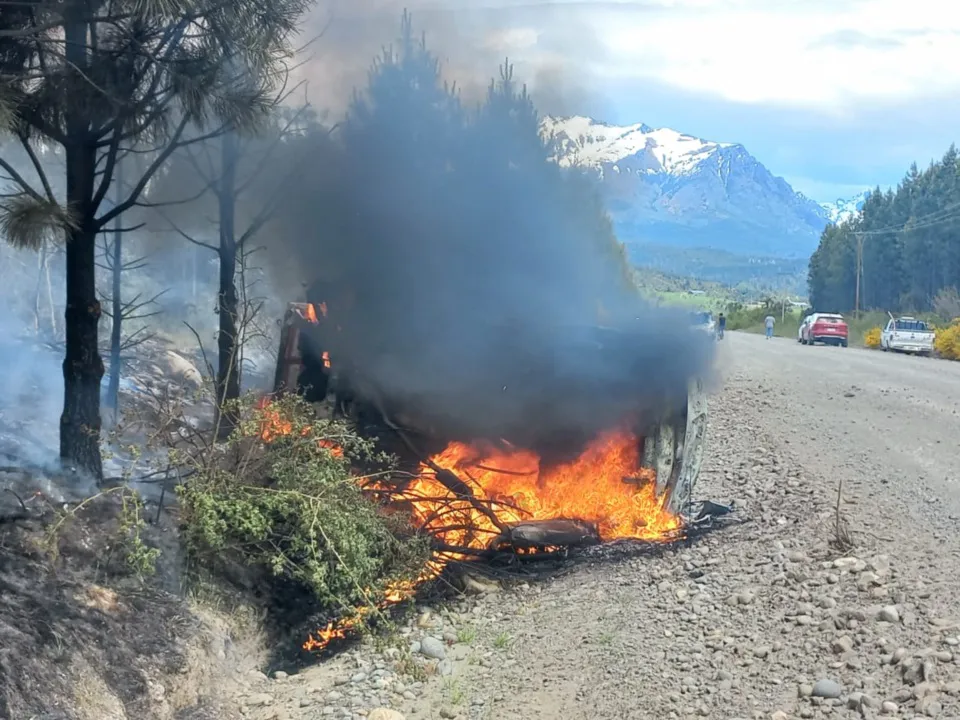 Vehículo volcado e incendiado en la cordillera -