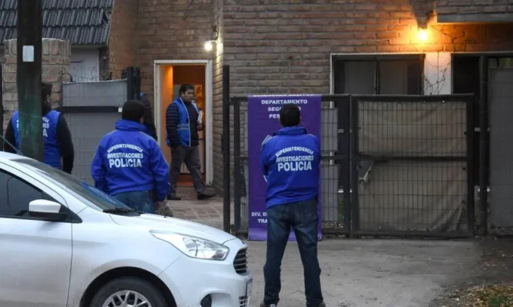 En la ciudad de Neuquén dos viviendas quedaron bajo investigación en una causa que apunta a delitos de extrema gravedad.