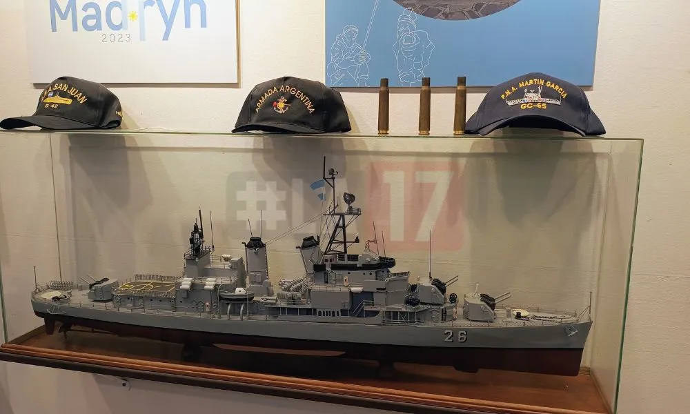 La17 en el Museo de Malvinas en del Centro de Veteranos Madryn 07