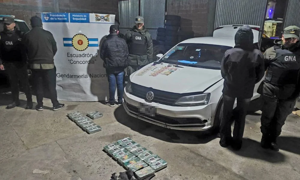 Casi 24 kilos de pasta base ocultos en un Vento
