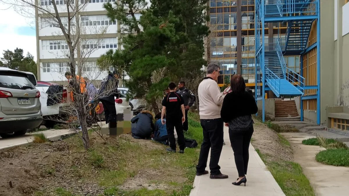 Un adolescente cayó desde el techo de la UNPSJB en Comodoro. Foto Del Mar Digital