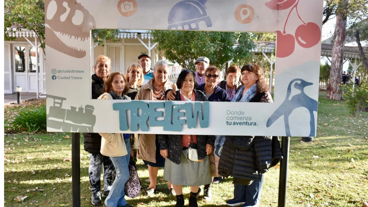 El Municipio llevó a adultos mayores por un recorrido turístico y cultural por el centro de Trelew  