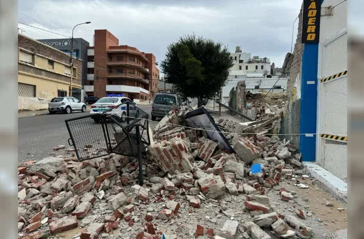 Escombros en la vereda