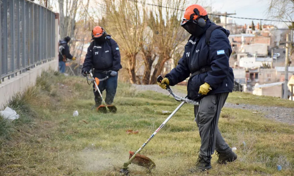 Mejoras viales y limpieza ambiental en el barrio Presidente Perón de Trelew
