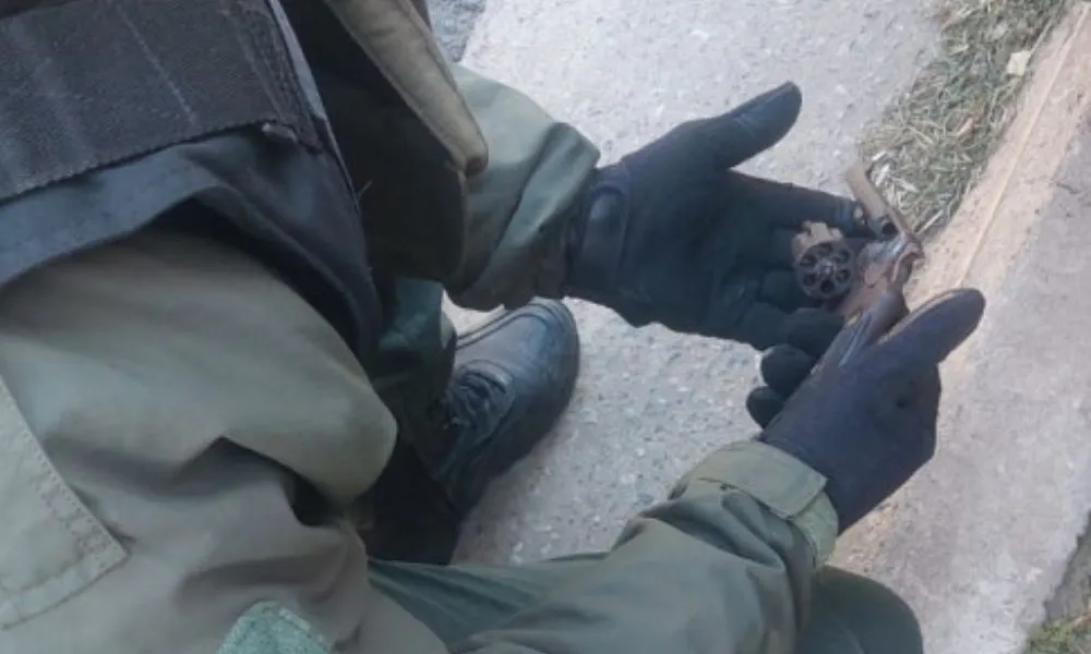 El revolver que portaba el hombre en la cintura