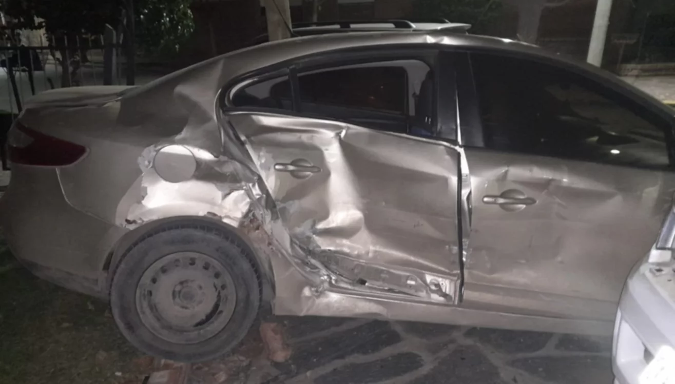 Auto choco con otro y una casa 1
