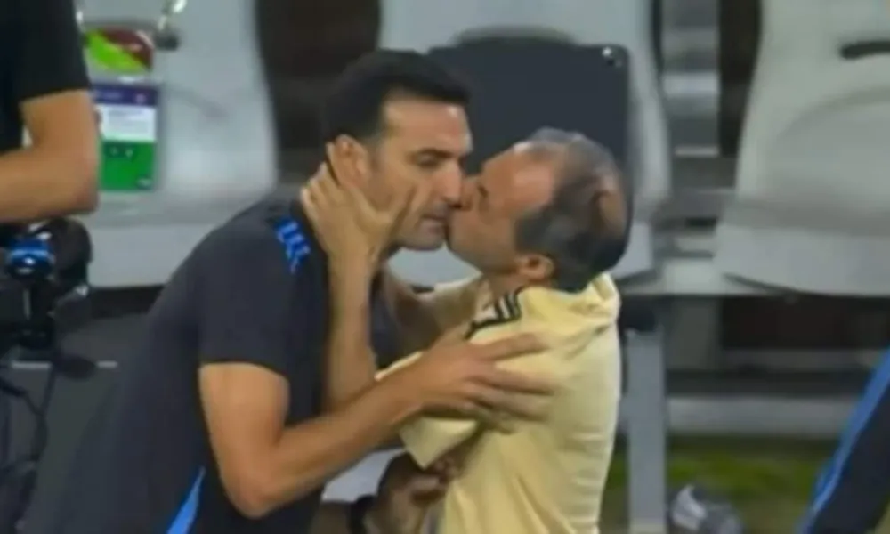 El utilero le dió un pico a Scaloni