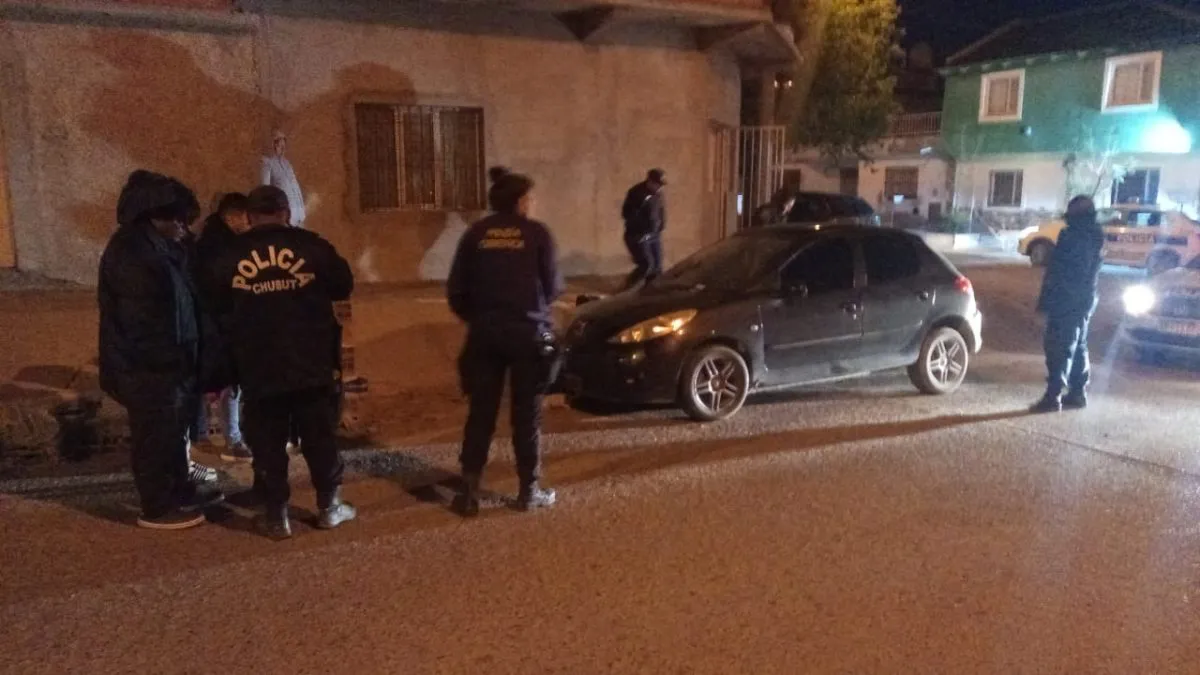 Peugeot 207 al que le estaban robando la rueda.