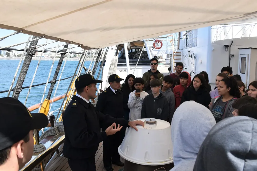 Alumnos de las escuelas visitaron la nave