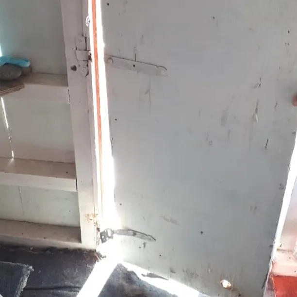 puertas dañadas en la ceseta de guardavidas